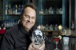 DAN AYKROYD, IL PROTAGONISTA DI FILM CULT COME “THE BLUES BROTHERS” E “GHOSTBUSTER”, E AMANTE DI SASSICAIA E TIGNANELLO, SI SCOPRE PRODUTTORE DI UNA VODKA DA LEGGENDA, “CRYSTAL HEAD”, CHE HA CONQUISTATO I “ROLLING STONES” E ADESSO ARRIVA IN ITALIA