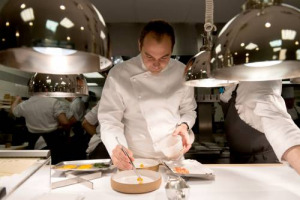 Massimo Bottura perde lo scettro di miglior ristorante del mondo, ma rimane sul podio della “World’s 50 Best Restaurants”, alla posizione n.2. Al primo posto l’Eleven Madison Park di New York, sul gradino più basso El Celler de Can Roca di Girona