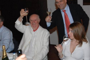 IL PREMIO NOBEL ALLA LETTERATURA DARIO FO FESTEGGIA CON LE BOLLICINE DI CESARINI SFORZA: IL BRUT RISERVA DELLA TRENTINA CASA SPUMANTISTICA SCELTO PER IL BRINDISI ALL’ULTIMO SUCCESSO LETTERARIO DEL GENIO DI “MISTERO BUFFO”