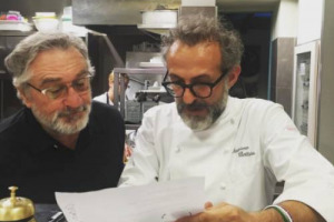 Dopo Milano e Rio de Janeiro, il progetto dei “Refettori” di Massimo Bottura arriverà a New York, nel Bronx. Con un partner “spettacolare”: l’attore Robert De Niro. Ad annunciarlo lo chef n. 1 al mondo, in cucina insieme a “Toro Scatenato”