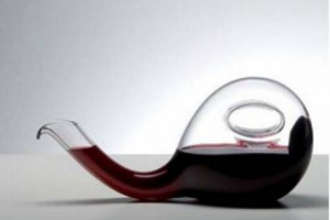 VERSA &ldquo;&rsquo;L&rsquo;ESCARGOT&rdquo; NEL BICCHIERE: OGGETTI CULT, GRIFFATI, VERI E PROPRI ESPERIMENTI DI FORME E MATERIALI, LA CREATIVITA&rsquo; APPLICATA AGLI ENO-ACCESSORI NON CONOSCE LIMITI. COME PER IL DECANTER &ldquo;L&rsquo;ESCARGOT&rdquo;, L&rsquo;ULTIMO NATO &ldquo;IN CASA&rdquo; RIEDEL