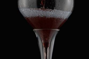 Prodotto di artigianato artistico italiano in vetro soffiato di Murano, grazie a un processo di microsfere brevettato a livello internazionale, permette di avere il vino pronto in pochi minuti: &egrave; il &ldquo;Decanterino&rdquo; di Wine Design e Universit&agrave; di Verona