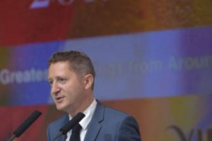 Vinexpo gioca d&rsquo;anticipo, raddoppia e aggiunge una tappa d&rsquo;eccezione: Parigi. La fiera enoica biennale annuncia le date di Bordeaux (13-16 maggio 2019), ma la novit&agrave; &egrave; lo sbarco a Parigi, nel 2020, dal 13 al 15 gennaio ...