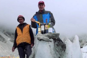 LA DEGUSTAZIONE DI VINO NON AVEVA MAI TOCCATO &ldquo;CERTE VETTE&rdquo;. A SEGNARE IL NUOVO RECORD &Egrave; STATO IL MASTER OF WINE JAMES CLUER, CHE HA CONDOTTO UNA DEGUSTAZIONE &ldquo;PROFESSIONALE&rdquo; AL CAMPO BASE PER LA SCALATA ALL&rsquo;EVEREST, A 5.364 METRI DI ALTITUDINE