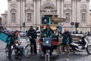Il food delivery, nel Belpaese, vale oltre 400 milioni, ed è in crescita. Ed evolve: Deliveroo lancia in Italia le sue “Editions”, con piatti in esclusiva firmati da chef e ristoranti. E diventa anche “facilitatore” dell’incontro domanda e offerta