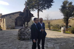 Campagna elettorale nei territori del vino e in cantina: il leader del Movimento 5 Stelle Luigi di Maio in visita privata a Rocca delle Mac&igrave;e, nel Chianti Classico, poi incontro con imprenditori e associazioni a Radda in Chianti. Burocrazia al centro