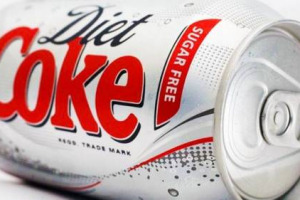 RIVOLUZIONE NELLA COMUNICAZIONE DI UNO DEI BRAND PIÙ NOTI AL MONDO: È COCA-COLA “VERSIONE DIET” CHE ENTRA NEL DIBATTITO SUL JUNK FOOD (NEL VIVO ANCHE IN ITALIA) CON UNA CAMPAGNA DI SPOT ANTI-OBESITÀ A PARTIRE DAGLI USA DI LADY OBAMA DOVE È PIÙ ACCESO