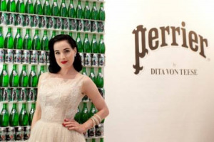PERRIER, DALLE BOLLE AL BURLESQUE: L’ICONA SEXY-RÉTRO DITA VON TEESE DIVENTA TESTIMONIAL DELL’ACQUA MINERALE FRANCESE PIÙ FAMOSA DEL MONDO, FIRMANDO UNA LINEA DI BOTTIGLIE E LATTINE A LEI DEDICATA