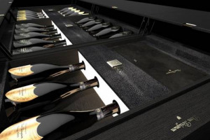 Dom P&eacute;rignon, uno dei nomi pi&ugrave; prestigiosi delle maison dello Champagne, e la casa d&rsquo;aste online Auctionata - Paddle8 in un&rsquo;asta senza precedenti: il 10 dicembre, solo online, passeranno di mano cinque bauli con 23 bottiglie Vintage, P2 e P3 ciascuno