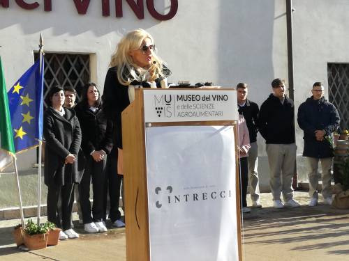 Anche un messaggio del Ministro dell’Istruzione Valeria Fedeli per lʼapertura di Intrecci, letto da Dominga Cotarella, un investimento sul futuro dei giovani