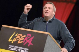 Di fronte all’omertà è importante “mettere in luce l’esistenza di un’Italia che non si arrende”: così Don Ciotti, fondatore di Libera e Libera Terra, a Foggia, nella Giornata della memoria e dell’impegno in ricordo delle vittime innocenti delle mafie