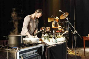 L’“attivista del cibo” Daniele De Michele alias “DonPasta”, sarà l’animatore, con il suo spettacolo “Food Sound System”, di “Convivio”: l’evento promosso da Zorzettig a Spessa di Cividale del Friuli, di scena l’1 agosto