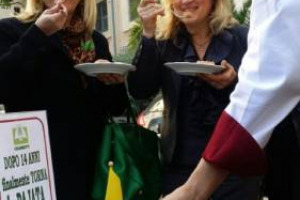 “Torna la vera pajata che manca da quasi quattordici anni dalle tavole degli italiani per effetto delle restrizioni sanitarie adottate nel luglio 2001 contro l’emergenza mucca pazza”: a dirlo la Coldiretti che festeggia oggi a Roma con una maxipajata