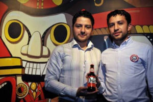 LA BIRRA DI HOMER SIMPSON CONTESA FRA PRODUTTORI E CASA PRODUTTRICE. I FRATELLI BALLESTEROS HANNO MESSO IN VENDITA BOTTIGLIE DI “DUFF” IN COLOMBIA, SCATENANDO LE IRE DELLA 20TH CENTURY FOX CHE LI HA CITATI IN GIUDIZIO PER VIOLAZIONE DEL COPYRIGHT