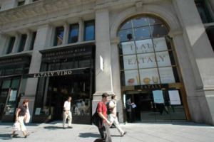 EATALY, UNA &ldquo;BOMBA ATOMICA&rdquo; DEL WINE & FOOD ITALIANO NEL CUORE DI MANHATTAN: 15.000 PERSONE AL GIORNO TRA I SAPORI DEL BELPAESE. E L&rsquo;ENOTECA VENDE 500 BOTTIGLIE &ldquo;IN ONE DAY&rdquo;, PER UN GIRO D&rsquo;AFFARI DI 300.000 DOLLARI A SETTIMANA ...
