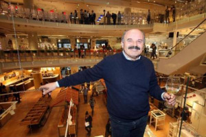 “Vogliamo essere in tutti Paesi del mondo, tante aperture in vista, ma il grande progetto è Fico a Bologna. Il futuro del vino è nel “naturale”. Avrei già venduto, ma ai miei figli Eataly piace da matti!”. Parla Oscar Farinetti, nei 10 anni di Eataly