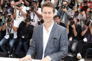 SU E GI&Ugrave; PER LA CROISETTE, TRA ATTORI, REGISTI, CRITICI E VINO. A CANNES, PER L&rsquo;EDIZIONE N. 65 DEL FESTIVAL DEL CINEMA, I GRANFI ALBERGHI METTONO IN FRESCO 30.000 BOTTIGLIE DI CHAMPAGNE, E GLI ATTORI SORSEGGIANO ROTHSCHILD AL &ldquo;MOUTON CADET WINE BAR&rdquo;