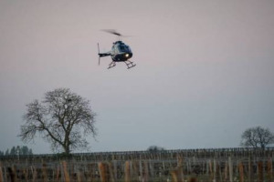 Per combattere il ghiaccio e la brina nei vigneti, arrivano dagli Usa i &ldquo;frost fighters&rdquo;, gli elicotteri che sparano aria calda sui filari per sciogliere la brina. I primi in Europa in Francia, ma arriveranno presto nel resto del Continente