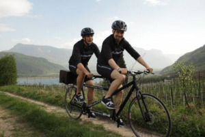1.000 km in tandem per l&rsquo;Italia, per far conoscere un vino: dal 15 maggio da Caldaro al 26 maggio a Capri, a percorrerli saranno Andrea Moser e Gerhard Sanin, responsabili enologici delle cantine Kaltern e Erste+Neue, alias &ldquo;I pirati del Kalterersee&rdquo;