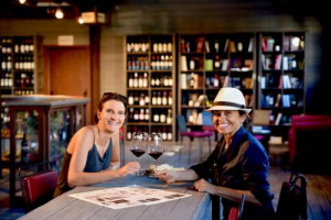 Italiani in viaggio? Uno su tre lo fa per la passione del cibo o del vino, proprio come gli stranieri. Toscana, Sicilia e Puglia le mete top, in cerca di cibo locale, mercati e food truck. Cos&igrave; il primo &ldquo;Rapporto sul turismo enogastronomico italiano&rdquo;