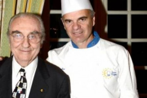Ha guidato cucine tra le più importanti del mondo, da quella della Casa Reale di Inghilterra a quella della Casa Bianca: oggi Enrico Derflingher, classe 1962, è diventato presidente di Euro Toques International, il “club” dei migliori chef d’Europa