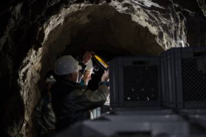 Nelle miniere dell&rsquo;Alto Adige per ridare vita ad un vino dall&rsquo;alto residuo zuccherino come quello che si produceva due secoli fa: il progetto &ldquo;Epokale&rdquo; della Cantina Tramin, che affina il vino a 450 metri di profondit&agrave; sotto la montagna