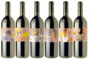 IL PREMIO OSCAR MICHEL GONDRY, DOPO UNA VITA SPESA DIETRO E DAVANTI LA CINEPRESA, SCOPRE UNA NUOVA PASSIONE E &ldquo;VESTE&rdquo; CON I SUOI 6 BATTERISTI PREFERITI IL SALCO 2004 DELL&rsquo;AZIENDA AGRICOLA SALCHETO