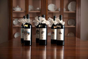 SALONE DEL MOBILE DI MILANO - NEL &ldquo;FUORI SALONE&rdquo;, IL DESIGN FA INCONTRARE IL MONDO DEL VINO, QUELLO DELLA PITTURA, E L&rsquo;AMORE PER I CANI NELLE ETICHETTE DI DOG&rsquo;S LAND, PROGETTO DI BARBARA BELTRAMI, PRODUTTRICE E PITTRICE NEL CHIANTI