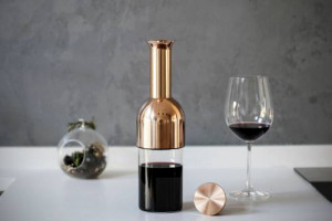 Dopo Coravin arriva una nuova rivoluzione nel mondo del vino, il decanter che pu&ograve; mantenerlo inalterato fino a 12 giorni. Eto, creato dal designer inglese Tom Cotton, ha gi&agrave; raggiunto con la campagna di crowdfunding Kickstarter 90.000 sterline