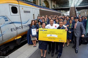 Il record mondiale dello Champagne? &ldquo;Viaggia&rdquo; a 300 km/orari da Londra a Parigi: a stabilirlo i 515 passeggeri protagonisti di un brindisi in contemporanea ad alta velocit&agrave; ai primi 20 anni del pi&ugrave; famoso Eurostar con lo chef stellato Raymond Blanc
