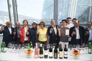 Fare il vignaiolo: la passione che lega Al Bano, Gianna Nannini, Bruno Vespa, Oscar Farinetti, Massimo D&rsquo;Alema e gli imprenditori Todini e Moratti. Ad Expo il racconto, in prima persona, dei vip che hanno deciso di piantar vigna e produrre il vino