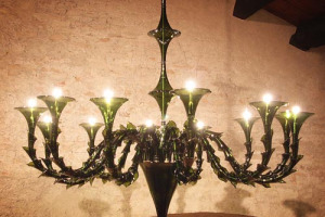 CON “VI” FORNASIER PORTA LA LUCE IN ANTICA FRATTA (CHE HA IN CRISTINA ZILIANI LA NUOVA PRESIDENTE): IL MAESTRO MURANESE CREA UN LAMPADARIO IN VETRO DI BOTTIGLIA PER LA CANTINA DI FRANCIACORTA