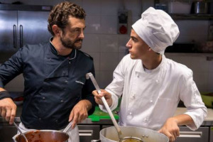 Arturo è uno chef finito dentro per rissa con una pena da scontare: un corso di cucina per autistici dove conosce Guido. Un’amicizia ai fornelli è la storia di “Quanto Basta”, nuovo film di Francesco Falaschi con Vinicio Marchioni e Valeria Solarino