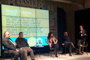 L&rsquo;export di vino da far crescere &ldquo;copiando dai francesi&rdquo;, Expo 2015, le nuove aperture nel mondo nel 2015 (Brasile, Mosca, Seul, Monaco di Baviera e New York) e in Italia, il Jobs Act: a tu per tu con il patron di Eataly Oscar Farinetti, a &ldquo;Taste&rdquo;