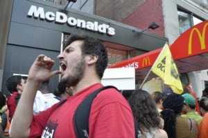 I LAVORATORI DEI FAST FOOD AMERICANI INCROCIANO LE BRACCIA CONTRO I “SALARI DA FAME”. NIENTE HAMBURGER IN 50 CITTÀ, DA NEW YORK A CHICAGO, PER LO SCIOPERO DEL SETTORE CHE COINVOLGERÀ TUTTE LE MAGGIORI CATENE , DA MC DONALD’S A BURGER KING