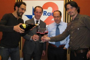 I MINISTRI DE CASTRO E ZAIA FANNO “CIN CIN” CON “OTELLO”, IL NERO DI LAMBRUSCO DI CANTINE CECI, PER CELEBRARE IL PASSAGGIO DI CONSEGNE PER IL MINISTERO ALLE POLITICHE AGRICOLE