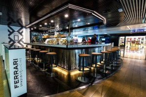 UN&rsquo;ESPERIENZA DEL BELLO E BUONO D&rsquo;ITALIA PRIMA DI PRENDERE IL VOLO: DA OGGI A FIUMICINO A &ldquo;FERRARI SPAZIO BOLLICINE&rdquo; SI DEGUSTA (CON OMAGGI ANCHE A GAJA, BIONDI SANTI, ALLEGRINI..) E SI MANGIA STELLATO (BY ALFIO GHEZZI) CIRCONDATI DAL DESIGN ITALIANO