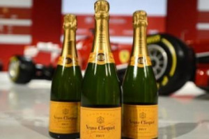 SI DICE SPESSO CHE GRANDI GRIFFE DEL MADE IN ITALY DI SETTORI DIVERSI DEBBANO FARE SINERGIA. MA MENTRE SE NE DISCUTE, DUE GRANDI MARCHI STRINGONO UN&rsquo;ALLEANZA ITALO-FRANCESE PER AFFERMARSI ANCORA DI PI&Ugrave; NEL MONDO: LA FERRARI BRINDA VEUVE CLICQUOT