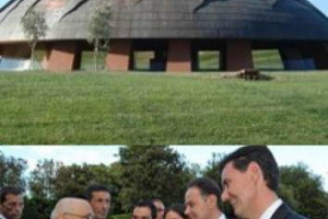 IL FASCINO DI BACCO FA UN&rsquo;ALTRA &ldquo;VITTIMA ILLUSTRE&rdquo;: DOPO GLI ARCHITETTI COME PIANO, BOTTA, SARTOGO E PAOLO RIANI, E&rsquo; LO SCULTORE ARNALDO POMODORO A FIRMARE UNA CANTINA, QUELLA UMBRA DI TENUTA CASTELBUONO DEL GRUPPO LUNELLI (FERRARI)