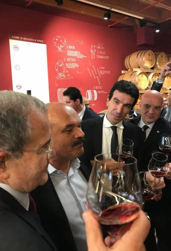 Inaugurazione di Fico, il Ministro Martina brinda con Oscar Farinetti