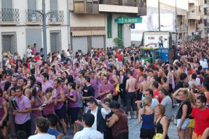 C&rsquo;&Egrave; CHI SI PREPARA ALLA VENDEMMIA GUARDANDO IL CIELO E PREGA CHE IL METEO SIA BENEVOLO, E CHI PI&Ugrave; GOLIARDICAMENTE &ldquo;PROPIZIA&rdquo; LA BENEVOLENZA DEGLI ELEMENTI A SUON DI &ldquo;GAVETTONI&rdquo; DI VINO. SUCCEDE A JUMILLA, IN SPAGNA, CON &ldquo;LAS FIESTAS DE LA VENDIMIA&rdquo;