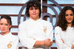 A 19 anni, tra sogni nel cassetto e spavalderia “qb”, in cucina, si possono avere molta passione e tanto talento: come Valerio, il nuovo “MasterChef d’Italia”. Cracco lascia e da rumors arriva chef Antonia Klugmann, maestra della cucina di territorio