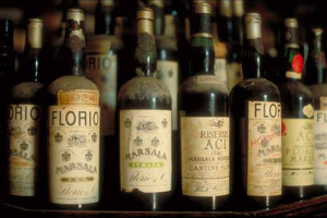 PER IL PRESIDENTE DELLA REPUBBLICA GIORGIO NAPOLITANO UNA STORICA BOTTIGLIA DI MARSALA FLORIO 1925, SUO ANNO DI NASCITA