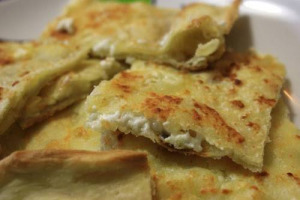 Due sottilissime sfoglie da un impasto a base di farina di grano tenero, olio extravergine di oliva, acqua e sale, farcite con formaggio fresco a pasta molle: ecco la “Focaccia di Recco col Formaggio”, ora Igp (268, con le Dop, quelle per l’Italia)