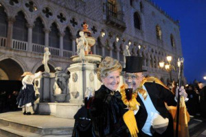 DA VENEZIA A FOIANO, ARRIVA IL CARNEVALE ALL&rsquo;INSEGNA DEL WINE & FOOD E DELLA TRADIZIONE POPOLARE. E SE I DOLCI DA SEMPRE DELIZIANO LE TAVOLE DEGLI ITALIANI, QUEST&rsquo;ANNO AD INAUGURARE IL CARNEVALE SAR&Agrave; BACCO, PROTAGONISTA ASSOLUTO DI OGNI FESTA