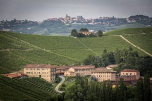 Biologico, ospitalit&agrave; e l&rsquo;&ldquo;Hotel Vigna Magica&rdquo;, primo step di un &ldquo;albergo diffuso&rdquo; tra le vigne di Mirafiore: il progetto di sviluppo di Fontanafredda di Oscar Farinetti, che annuncia 100 nuove assunzioni entro il 2019