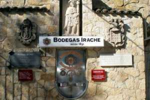 &ldquo;Caro pellegrino, se desideri raggiungere Santiago con forza e vitalit&agrave; di questo gran vino prendi un sorso e brinda alla felicit&agrave; alla Fonte del Vino&rdquo;. Cos&igrave; la storica cantina Bodegas Irache offre ristoro ai pellegrini lungo il Cammino di Santiago