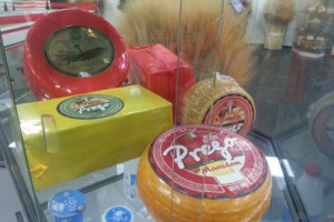 Crollano del 30,6% le esportazioni di prodotti made in Italy in Russia, e sviluppa la produzione nazionale di “tarocchi” e li porta addirittura ad Expo dove, nel Padiglione della Russia, è in mostra formaggio con il marchio “Prego”: così Coldiretti