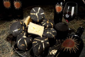 ORO, VINO E LATTE: DALL&rsquo;INCONTRO TRA FRESCOBALDI E &ldquo;L&rsquo;ORAFO DEL LATTE&rdquo;, HANSI BAUMGARTNER, NASCE IL FORMAGGIO &ldquo;FORME DI LUCE&rdquo;, COMPAGNO IDEALE DEL &ldquo;LUCE&rdquo; DELLA GRIFFE TOSCANA, CHE NASCE DA MERLOT E SANGIOVESE NELLA TERRA DEL BRUNELLO