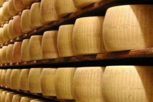 Parmigiano Reggiano, 2017 da record: produzione a 3,65 milioni di forme, un giro d’affari al consumo di 2,2 miliardi di euro, e una quota export del 38%. E nel 2018 pronti 20 milioni di euro investiti in promozione per crescere ancora